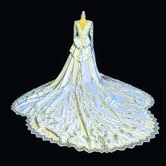 🎉Host Pick🎉 Mori Lee Vintage Wedding Gown - Picture 2 of 6